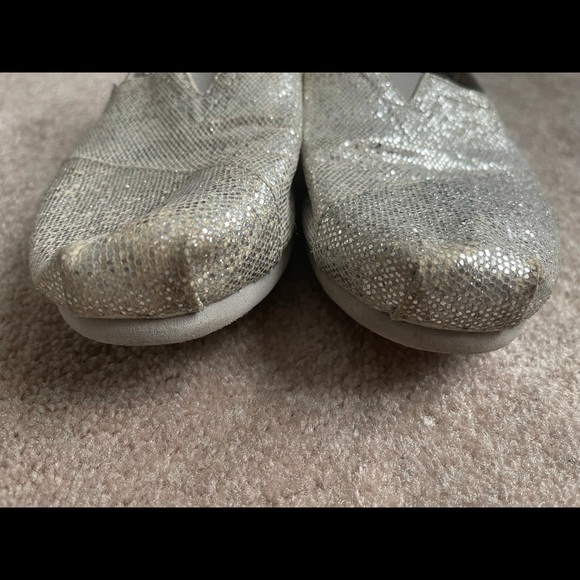 Toms slip ons silver size 8.5 - Picture 7 of 7